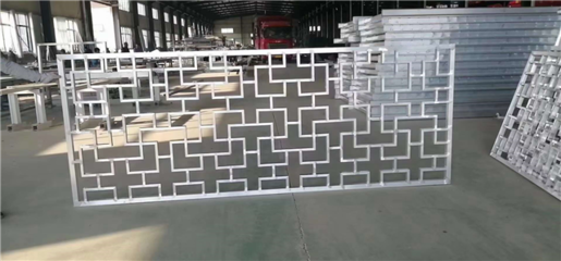 仿木紋鋁格柵屏風與深灰色鋁合金防盜窗 建筑裝飾材料的新趨勢